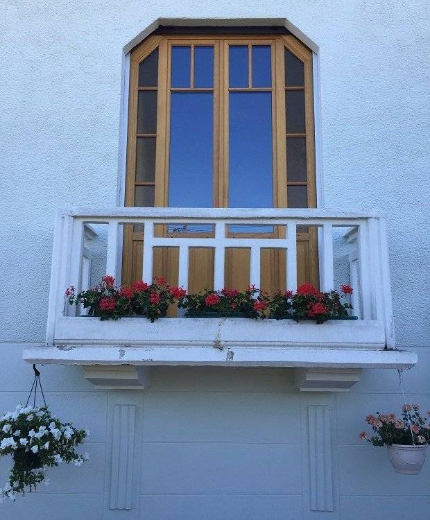 fenêtre avec balcon