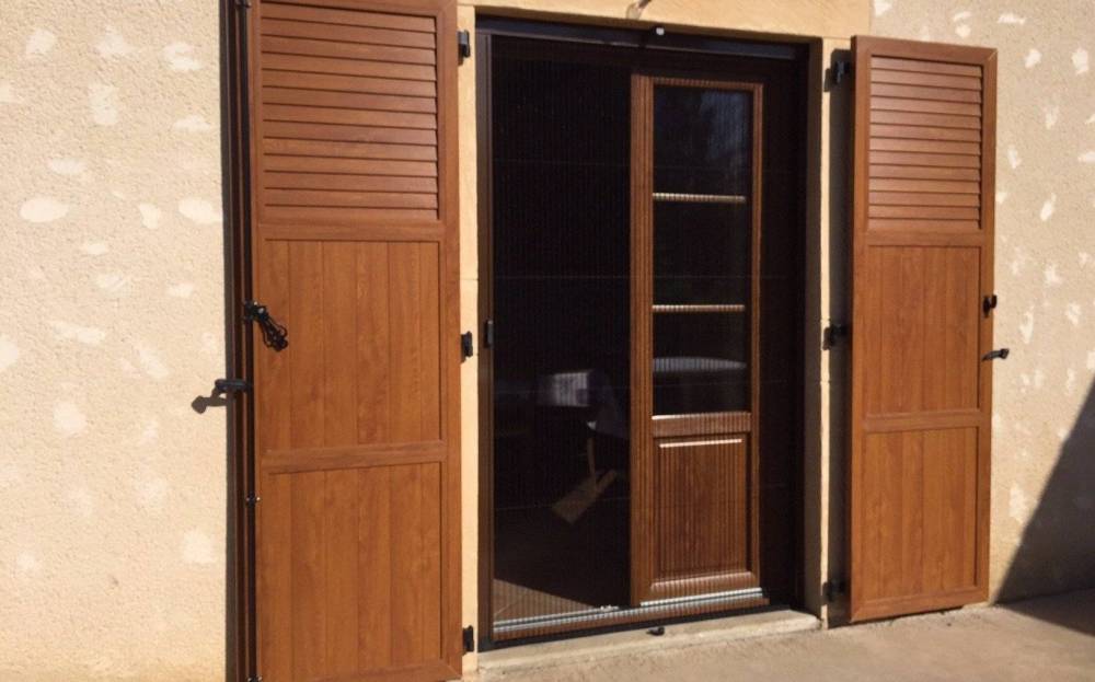 porte et volets marron