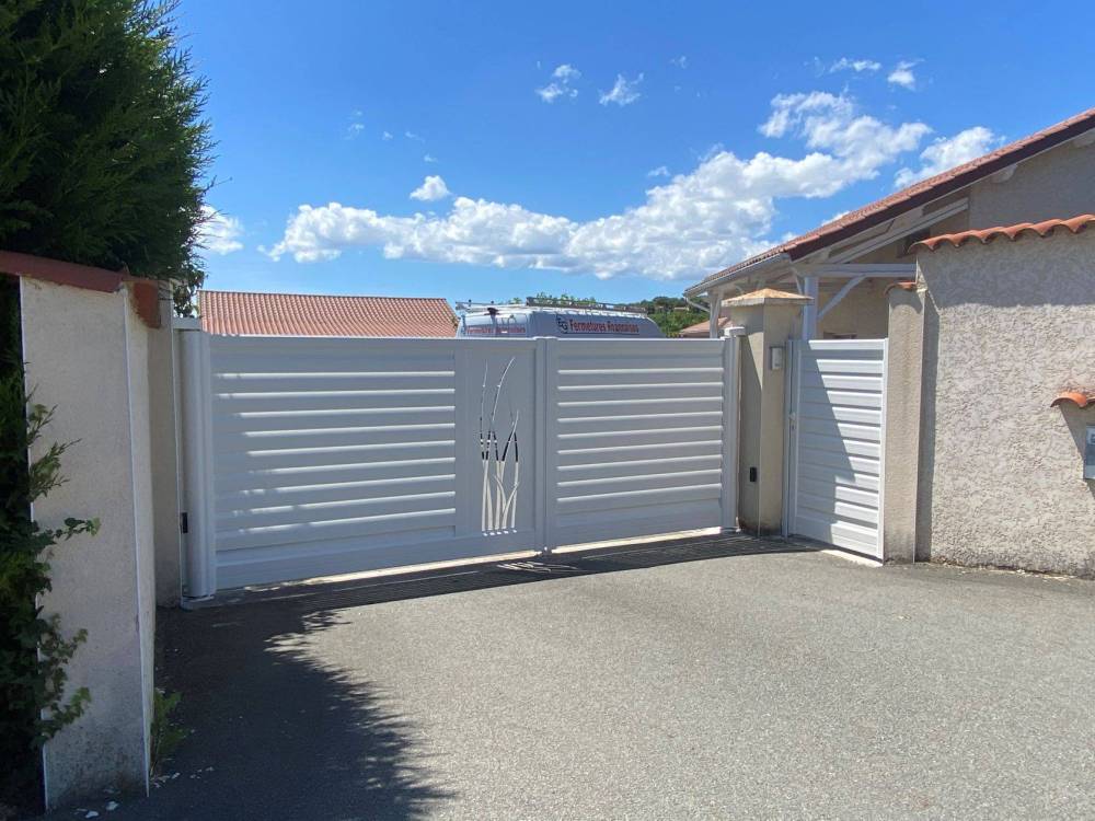 portail blanc motif herbe