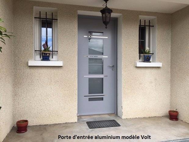 entrée avec porte bleu