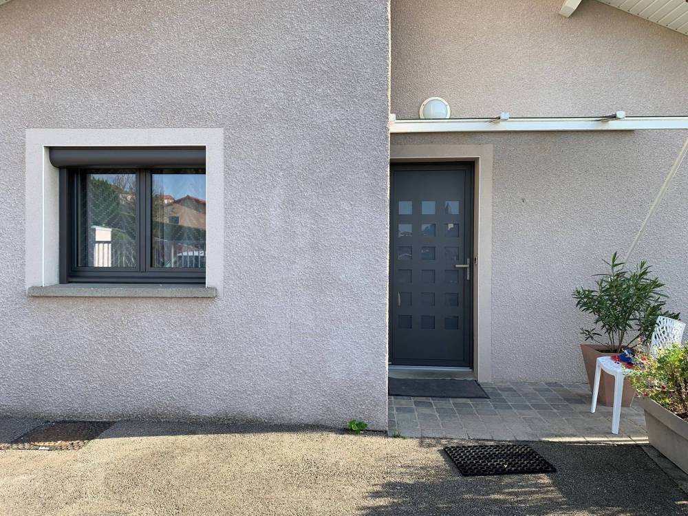 porte noire avec carreaux de lumière