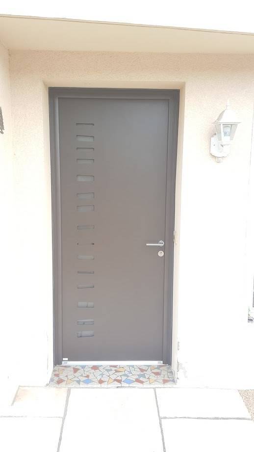 porte noire avec lumière