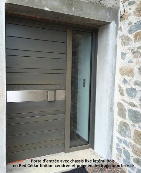 grande porte en bois noir