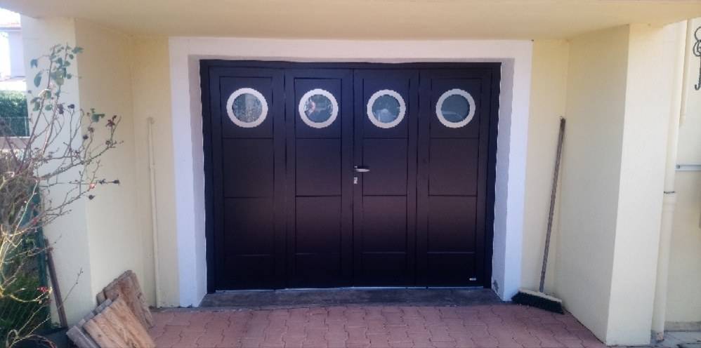 porte de garage battante noir avec hublot