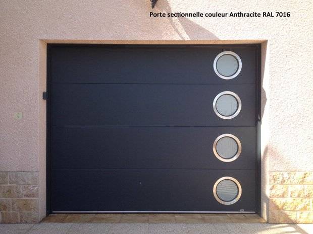 porte sectionnelle noire avec hublot
