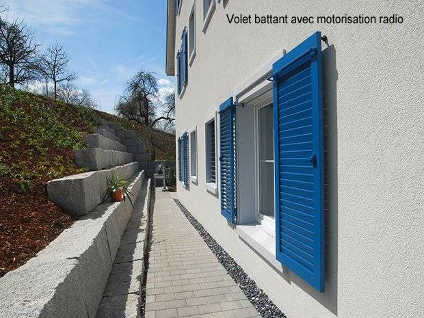 volet à moteur bleu