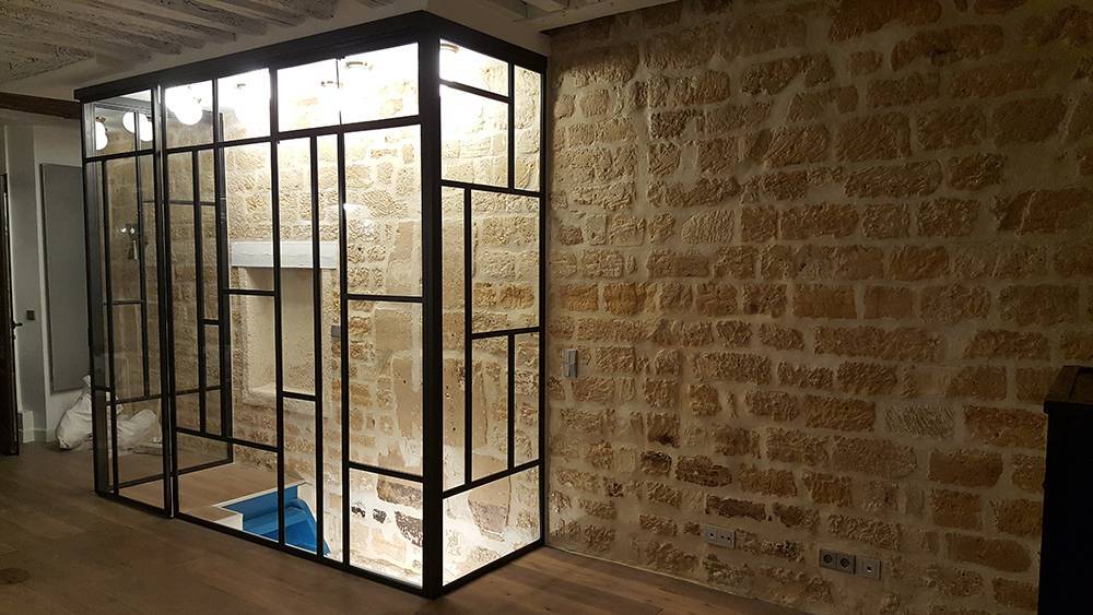 verrière avec mur en brique