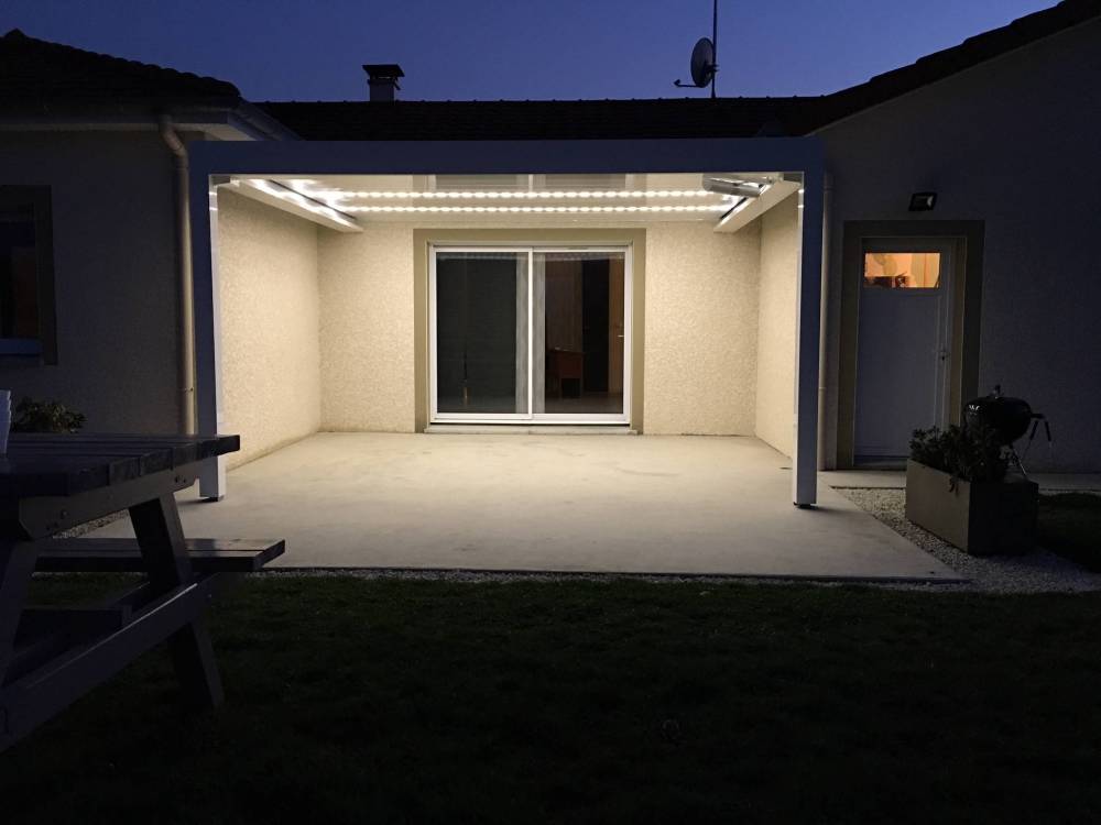 entrée maison avec pergola de nuit