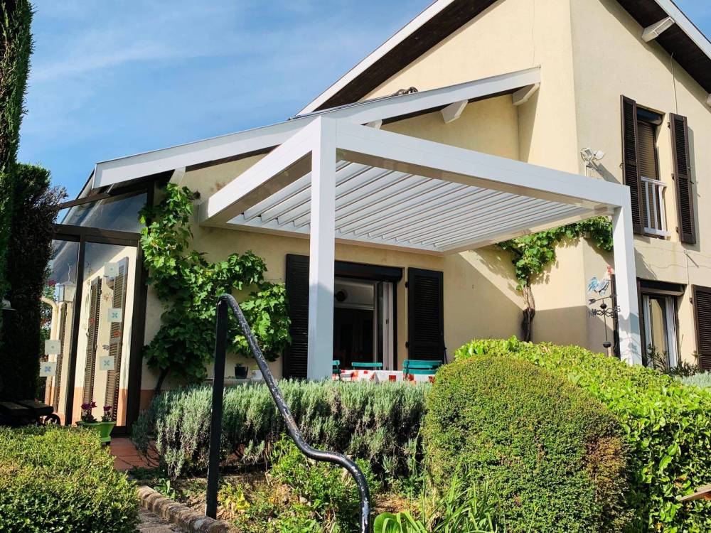 pergola jarin avec buisson